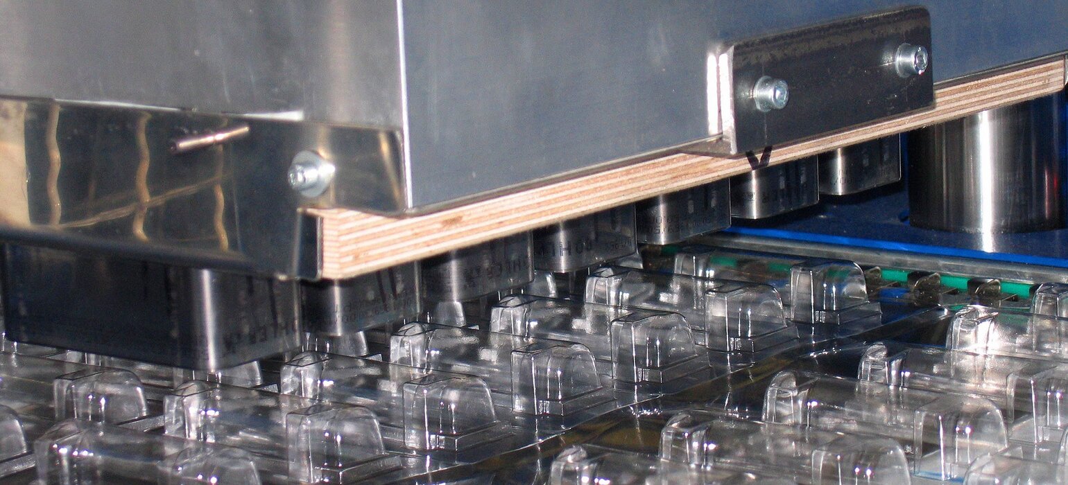 Thermoformmaschinen, Vakuumtiefziehmaschinen, Vakuumtiefziehmaschine, Vakuumformmaschinen, Vakuumformmaschine, Tiefziehmaschinen, Tiefziehmaschine, Thermoformmaschine